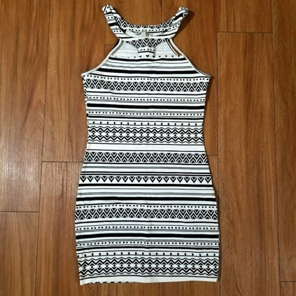 Cut Out Pattern Dress - Picture 3 of 5